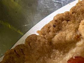 Pajen serveras med vispad grädde och man kan gärna ha lite valnötter smulade över portionen.