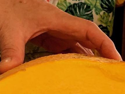 Rejält med fruktkött, Du kan förvara en delad pumpa i kylen länge, veckovis, bara plastfolie runt.