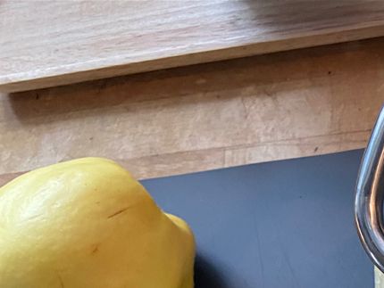 Skala, kärna ur och dela kvitten i mindre bitar.