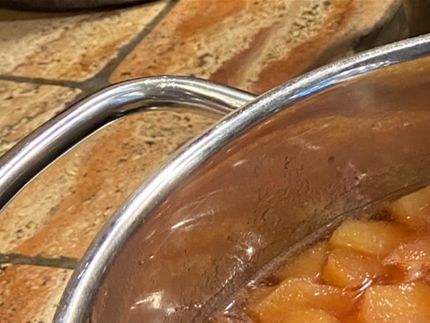 Tillsätt lime, socker, vaniljstång och vatten. Låt koka tills fruktköttet mjuknat vid behov tillsätt mer vatten.  Marmeladen är klar när frukten är mjuk och det klarar maremelad-testet (klick på tallrik som inte flyter ihop när man dra med tesked igenom det).