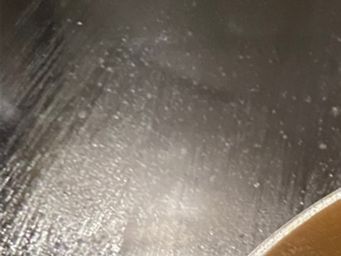 Sås kokas på apelsinsaft, steksky från ankan, schallottenlök, vitlök och en skvätt konjak. Reduceras till hälften och silas innan servering.