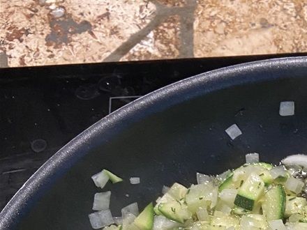 Stek lök och zucchini på medelvärme i några minuter tills löken är genomskinlig.