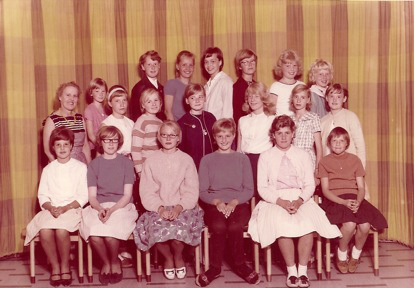 5a - årgang 1959. Bagerst fra venstre:
Wivi-Susan-Lone-Inger--Anni-Laila.
Midt: fru Else Thorborg 
Jørgensen-Joan- Anny(?) 
- Henny(?)-Alice Lergren
Susan(?)- ?--Belinda. Siddende fra venstre:
Alice Borup-Solveig-Hanne Røngård-Mette-Ella-Ellen.Tak til Wivi for hjælp med navne.
 
