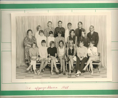 Årgang 1959 
10u afgangsklasse 1968.
Øverst fra venstre: Susanne, Ole Skovsholm, Bent Støvhase, Jens Peter og Steen. Midt fra venstre: Jonna Jensen, Ulla, Pia, Ella, Alice, Belinda og Jørgen Andersen. Siddende: Ellen, Inger, Solveig, Lone, Mette, Alice Lergren og Wivi.