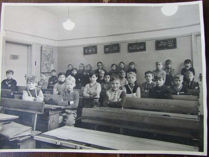 Årgang 1955
3-4c 1958/59. til højre:Knud,Bjarne,Jan,Per,Torben M,Morten,Torben S,Egon,Bent. Midt rk.: Kjeld,Poul,Bjarne,Steen,Henning,Hans Erik,Allan,Willy,Kurt,Gunner: rk. til venstre:John,Johnny,Gerner,Finn,Kaj,Lasse, Alex. venligst indsendt af K B Nielsen