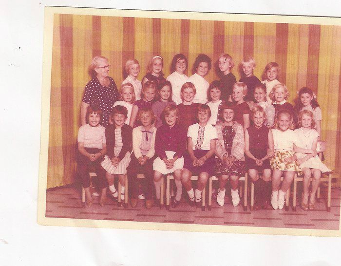 Årgang 1961
afgangsklasse 1971. Nederst fra venstre: Margit, Lea, Kirsten, Majbritt, Bodil, Hanne, Jytte, Lise-Lotte, ? og i 
midten: lærer Karen Sand, Kirsten Skov, Lena S, Lena H, Alice, ?, Tove, Aase, ?, ?, og øverst: ?,Signe Jakobsen, Karin Ifanger, Kate, Betty Pallisgaard, Joan, Helle.