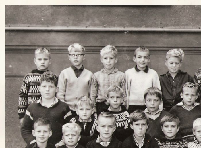 årgang 1959  billede taget 1963/64. Billedet indleveret af Bendt Bach Sørensen, som gik på skolen fra 1959-66
,bagerst fra venstre.
Claus Bergren, ?, Oskar, Peter Lund Thomsen, Dan P., Palle Nielsen, Henrik, Erik Olsson.
Midt fra venstre.
Bent Jørgen Nielsen, Bengt L., Bent Støvhase, Johnny, Bendt B. Sørensen, Bent Ole A., Bent Larsen, Ulrik,
Forrest fra venstre.
Jørgen , Vagn Nielsen, Ole Devatier, Helge Petersen, Alf, Allan P., Leif L., Mogens, Per M.C., Jørgen P.
