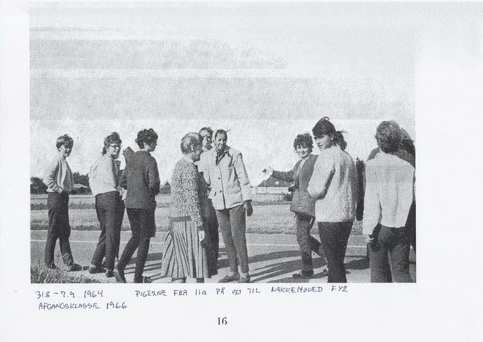 Ugens foto nov 2013
Nakkehoved Fyr aug/sept 1964.
Pigerne er fra IIa årgang 
1956. Foto offentliggjort i det årlige skoleblad BISPEBJERG SKOLE 1964-1965.
Annie Nielsen fra IIa årgang 1956 fortæller bl.a. fra opholdet fra 31.8-7.9.1964: 
Af de mange ture, vi var ude på under opholdet på Nakkehoved Lejrskole, var den mest interessante og lærerige tur rundt til historiske steder på egnen med lærer Fabricius fra Gilleleje.
Under turen fik vi øjnene op for i hvor høj grad steder kan fortælle deres egen historie