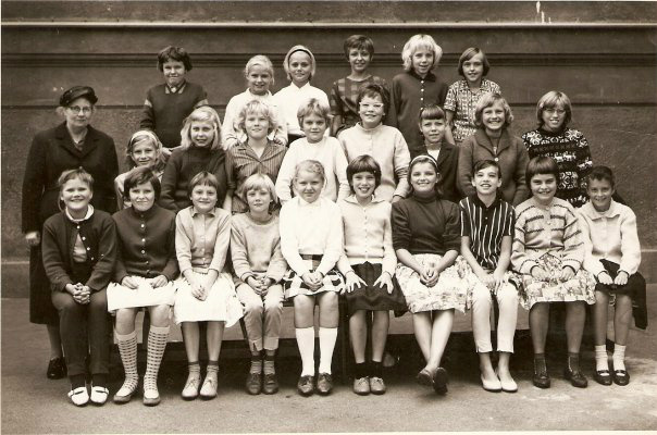 Årgang 1958- billede modtaget af Margot Hilslev Jørgensen (Madsen)
Sammen med Birthe 
Christensen, Frk. Lykkegård, Susanne, Lis, Susanne B, Birgit Ø, Lone Techow, Helle Kroner, Jannie, Annie, Majbrit, Annette Nielsen, Kirsten, Brenda, Jonna Warming, Christie Højer, Anette, Birgit Holm, Irene hviid (måske), Hanne Christiansen, Birgit Petersen og Marianne Rasmussen.