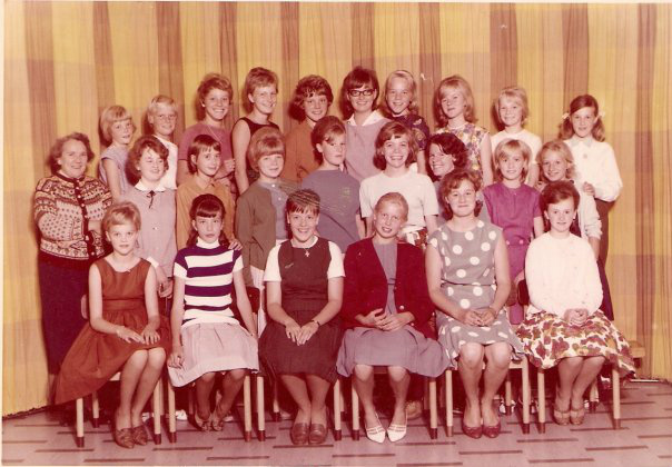 klassefoto fra 60'erne ?? - årgang ???
1.rk: Elisa Gustavsson,?,Susanne B,?,Bente A. MIDT: Fru Blell,?,?,?,?,?,Eva,Susanne L,Kirsten Rasmussen. Bagerst: ?,?,?,?,?,Jonna,Brenda,?,Dina,Lis
Foto fra facebook Elisa Gustavsson