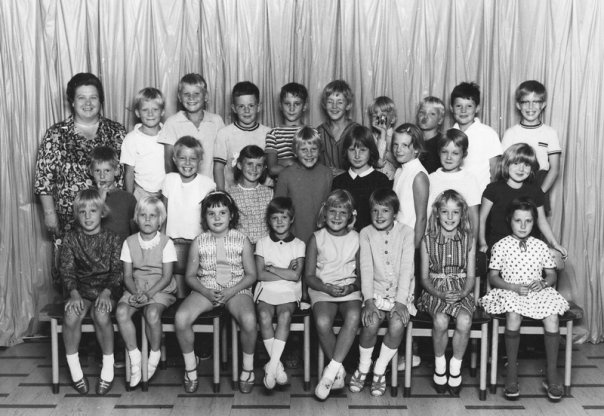 årg 1965 ?
3. kl ca. 1968-69.  Bagerst venstre: klasselærer Jonna Jensen - senere viceinspektør, Ulrich Ankerstjerne Bronee  Carsten. ?,  Michael Knoblauch , Jens Ravborg, Mogens J.?, Leif Jensen, Kim Rosevelt,  Peter Svendsen, Klaus Schmidt, 2. rk: Jens Bødtker, Kirsten Mølgaard, Suzanne Nordleif, Kate Hansen, Birgit Johansen, Janne Højmose, Helle Madsen og Gitte Christensen. 1. rk. Lotte( Charlotte) Funck Jensen,Nina jensen,Pia,Majbritt Jensen,Gitte Dahl,Kirsten Krogh,Toni, Marianna Sølvberg. fra facebook