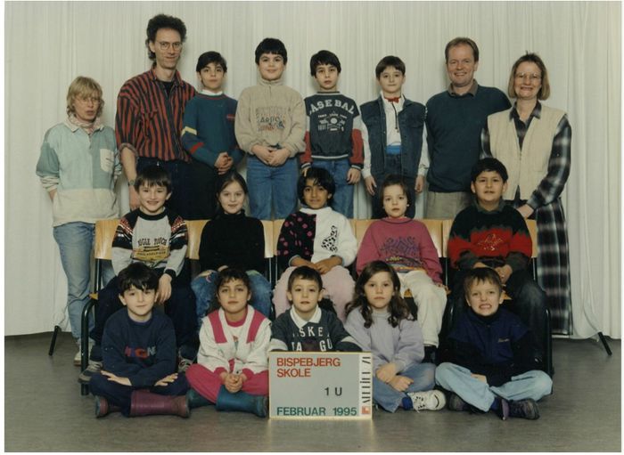 1u 1995 - årgang 1995 ?
Øvereste række.. Fra venstre. Lærer Kirsten, lærer Brian, Ashraf, azam, 2 elever kan jeg ik huske navne på.. Lærer Erik, klasselærer Toni.
Forrest fra venstre.. Samir, semra, orhan, mig selv Nesrin, mark. 
Anden række fra venstre. Enver, dilek, ceylan. 2 af dem kan jeg ikke huske navne på.. Tak til Nesrin for hjælp med navne.