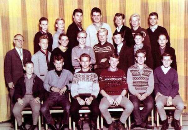 Årgang 1956. Klassebillede 2. real 1964. foran til venstre Frank Jensen, Finn Bendtsen, Peter Fabrin,Jan Nøhr Petersen, Stig Jensen og Henning Kusk. Midt fra venstre Dragsholt, Ove Carlsen, Per Overgaard, Peter Prosberg, Torben(?), John Foverskov, William (?), Svend Jensen. Bageste række fra venstre: Knud Andersen, Mogens Jensen, Kim Engell, Ove Gotthardt, John Helsted Sørensen, Jørgen (?) og Henrik Jørgensen. TAK til Henning Kusk som sendte billedet