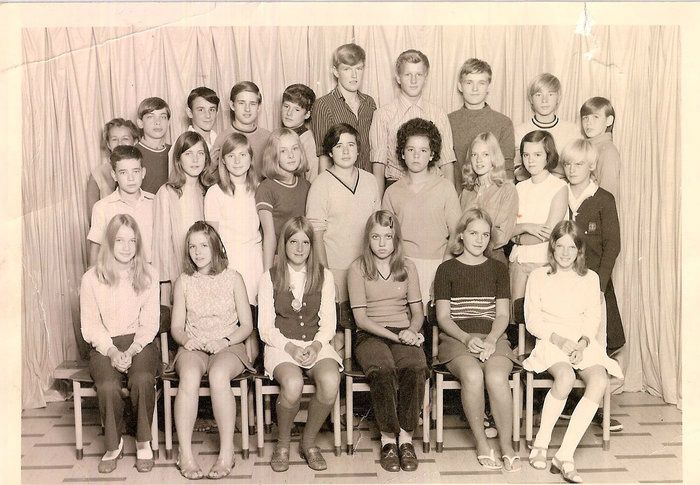 årgang 1961. Nederst fra venstre: Signe, Aase, Susanne, Helle, Lise-Lotte, Anne. og midt: Henning, Susanne, Lene, Betty, Karin, Kate, Kirsten, Lena og Jan Dunte. og øverst: Thune, Thomas, John, Jørgen, Carl Erik, henning, ?, Carsten samt Per.