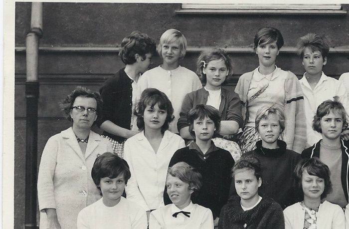 Årgang 1956 billedet taget ca. 1962. klasselærer Mary Petersen. nederst fra venstre Sussi Frid, Ulla, Brit, Bente Hegelund, Inge Stocking, Marianne, Connie, Pia, Hanne Stjernlund, ???, Anette Jensen, Karin, Lene Rasmussen, Gitte Hansen, Berit, Anne-Lise, Jessi, ???, Anne, Bente, Anette og Mona-Lisa. Billedet indsendt af Lene Rasmussen nu Langkilde gik i klassen fra 1. til 9. klasse