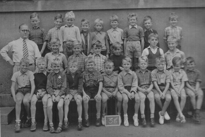 Årg1951.Jørgen Strandlod,Søren Gyldsø,Jan Rønnow,Jørgen Hegelund,SV.Åge Larsen,Mogens,Jim,Torben Madsen,Niels Arentoft.?,Teddy.
MIDT lærer Hesselholdt,Jørgen Jørgensen,Otto,John Christensen,Kurt,Børge,Dan Bagger Jensen,BAG:Preben Larsen,Preben Bau,Torben,Erik Postal,William,Keld Christensen,Jes,Preben Skyggebjerg,Peter Hansen.