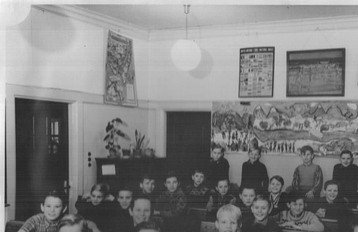 Årgang 1950
1956-57 klassen. (Niels Gyldsø)3. rk. til højre Niels Guldsø og sidemaden Jørgen Jacobsen