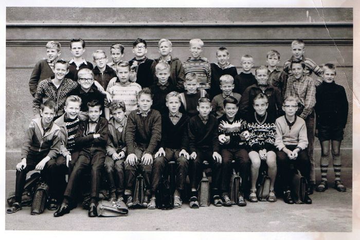 Årgang 1957 - 6B - 1963.
Forrest fra venstre: Vagn Larsen, Franz Ifanger, Peter Normann Rasmussen, Tom, Kaj Nielsen, Tommy Skov, Dennis Jensen, Johnny, Sven Lassen og Torsten Madsen. Midt: Torben Gress, Niels Folkersen, Ebbe Henningsen, Sven Kjellin, Ebbe Hansen, Kurt Hansen, ? , Bjørn Nielsen og Jan Nielsen. Baggerst: Ole Lergren, Kurt Christensen, Flemming Christensen, Steffen Møller, Jørgen 'Fessor' Jørgensen, Lennart Rasmussen, Preben Ibsen, Søren Sørensen, Jens Bilde, Kjeld Jacobsen og Leif Jørgensen.