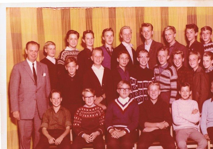 Årgang 1957 1. Real.  Forreste række fra 
venstre: Vagn Larsen, Flemming Christensen, Niels Folkersen, Franz 
Ifanger, Peter Normann Rasmussen og Jens Bilde. Midterrækken: Ebbe Hansen, Ebbe Henningsen, Dennis Jensen, Torsten Madsen, Leif Jørgensen, Søren Sørensen, Sven Larsen, Steffen Møller, Torben Nielsen og Kurt Hansen. Bagerste række: Lærer Svend Jelshøj, Jan Nielsen, Kaj Nielsen, Kurt Christensen, Tommy Skov, Preben Ibsen, Torben Gress, Lennart Rasmussen, Bjørn Nielsen, Ole Lergren og Svend Kjellin.