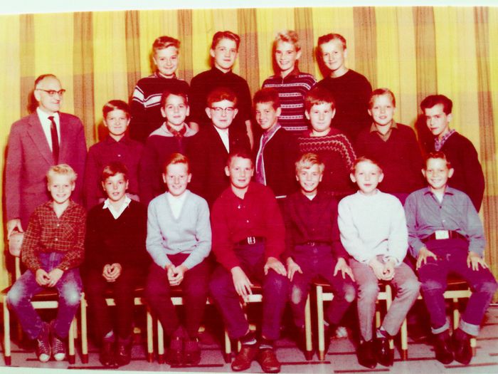 årgang 1958.siddende: ?,?,?,Sven-Erik Knudsen, Niels Poulsen +,Steffen Bo, ? Midt: lærer Scherling-Jensen,?,Ole S,Jørgen Koch,?,Knud Ellentoft,?,? Bagerst:?,Birger,?,?