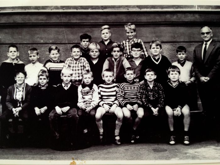Årgang 1958: SIDDENDE: ? Niels Poulsen,?,?,Steffen Bo Hansen,?,Tonny Eriksen, Knud Ellentoft. Midt: Ole Sørensen, ?,?, SvenErik Knudsen,?,?,Jørgen Koch,Birger,? lærer Scherling Jensen,BAGVED: ?,?,? Billedet indsendt af Ole Sørensen årgang 1958.