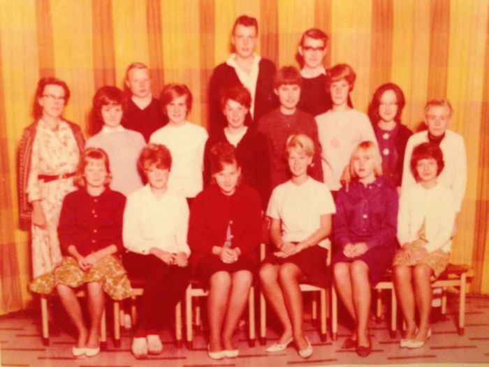 årg. 1956 - klasse 9au - billedet taget i 1965 slut på skoletiden.
1. rk. Marianne Geertsen - Ulla Andersen -Jytte - Anette Jensen - Inge Stocking -Bente heglund. 2. rk.: klasselærer Marieth Petersen - Sussi Frid - Jette Sørensen - Kirsten Christiansen - Gitte hansen - Lene rasmussen - Mona Lisa Larsen - Erik og 3. rk.: Erik Hagemann -Niels og Hans (bornholmeren. 