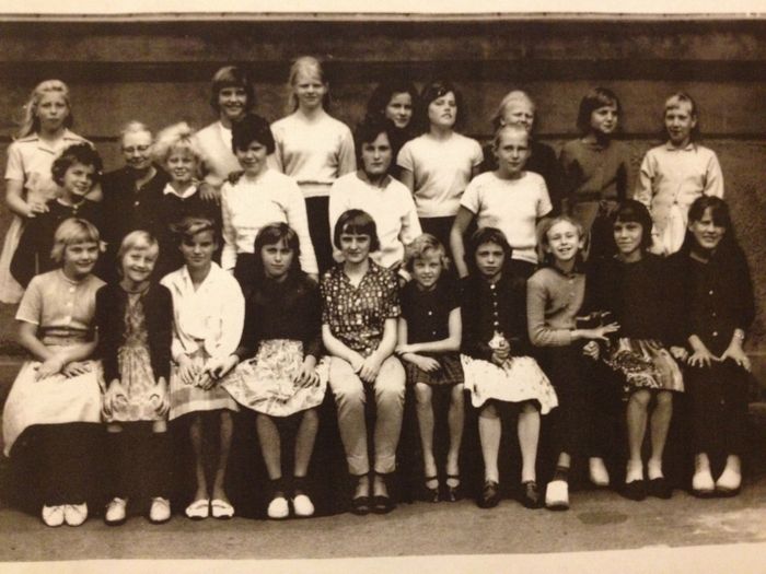 Årgang 1957 - siddende
Anni, Tove, ?, Marianne, Karen Margrethe, Bente, Kirstenn, Randi, Birthe, Bente. 
I midten: Merete, lærer frk. Løkkegaard, Susanne Harder, Rita, Yvonne, Hanne. 
Bagest: Annette, Pia, Kitty, ?, Lissie, Lise, Connie Henriksen. billedet muligvis fra 1963.
Tak til Susanne (Harder) Agger for lån af billedet.