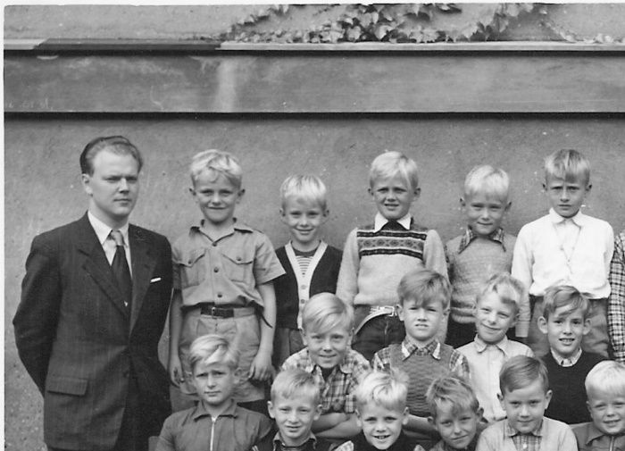 årgang 1952. Bagerst fra venstre ?-?-(Ralph)-Steen-?-(Espen)-(Finn)-?-?-?-? Midt fra venstre: 
