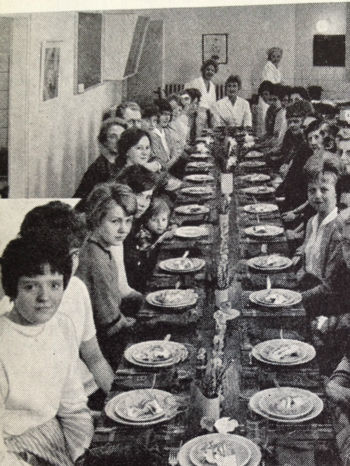 Skolekøkkenet 1962
frivillig undervisning i madlavning.
frk Inge Carlsen - fru Gerdas Nymann Eriksen og fru Ella Rosenholm
Hvem er pigerne genkender du ??