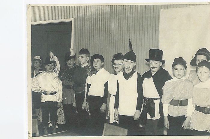 Utterslev 1961 - teaterforestilling.
Herren med hatten er Sven Kjellin, Leif Jørgensen med fjer på, Torben Nielsen med overskæg og Søren Sørensen men hvem er de andre ????