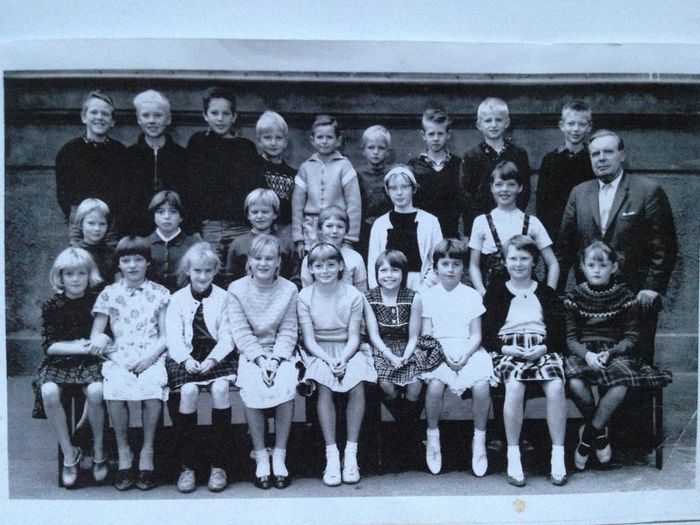 Årgang 1959 -3. klasse. Læreren er A. Frøkjær Jensen.
Øverst fra venstre: Jan, Carsten, Sten, 
Carsten, Svend Åge, Kaj, Arvid, ?, Lars. 
Midt fra venstre: Joan, Pia, Winnie, Helle, Solveig og Susanne
Forrest: Mona, Nina, Christel, Pia Somone, Alice, Ellen, Anette, Wivi og Belinda. 