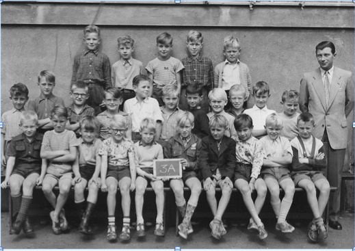 årg 1951
Øv. v.: Hans Henrik Markus Claud Svensson-Flemming Bose Hansen-Gorm Rasmussen-Finn Sørensen-Jens Hagbo.
Midt rk. v.: Hans Jørgen Bojen Rasmussen-Mogens Larsen-Erik Brandt Mikkelsen-Bent Uhlse Hansen-Ib Hanson-Peter Kamsberg-Finn Kurtzen-Carsten Olesen-Finn Hansen-Jack Petersen-Søren Leisvig.
Nederst v.: Hans Platin-Hans Christian Denkov-Kjeld Stærmose-Peter Sørensen-Ole Olesen-John Hansen-Erling Elsgård-Willy(?) Kristensen-Torben Lange-Peter Larsen.
Lærer Karl Henriksen
Bendt Nielsen ikke på foto