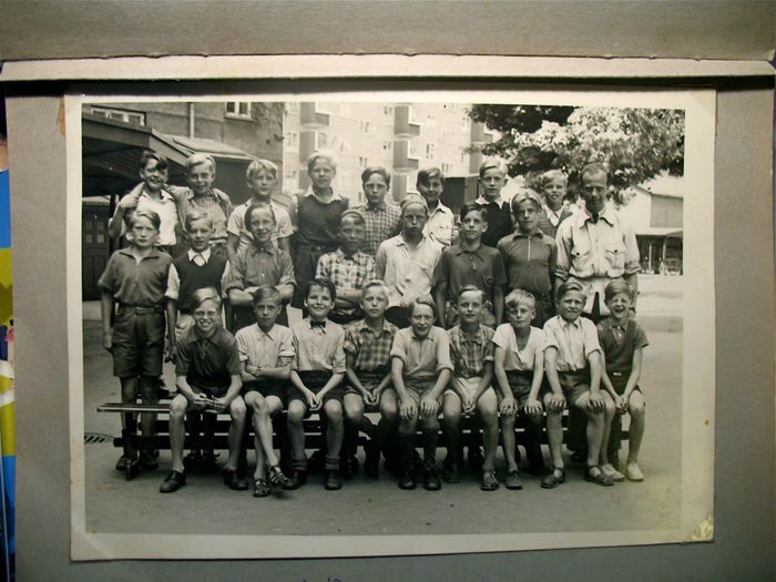 årgang 1942. 5B i skolegården med en ung lærer Svend Jelshøj yderst til højre.Siddende nr. 3 fra højre er Benny Christoffersen Ringertoften 34, st. tv. Kan du supplere med navne ?
Per Borch Hansen(nr. 3 fra venstre øverste række) har leveret foto. Han savner kontakt med sine skolekammerater. 
årgang 1942
5B i skolegården med lærer Svend Jelshøj yderst til højre.
Billedet har Per Borch Hansen leveret. Han står på billedet som nr. 3 fra venstre. Per boede dengang Ringertoften 32og gik ud af skolen i 1953.
Skulle dette billede vække minder hos nogen, kunne det være interessant for Per at få et respons.
Samtidig mangler vi navne på billederne !
Per Borch Hansen skriver: Billedet er taget i 1947 det år jeg holdt op med at ryge. Vi er nu 77-78 år. Kaj Lerby, far til Søren Lerby, står som nr. 2 øverst t. h.
Hvem lever? Jeg kan navne.