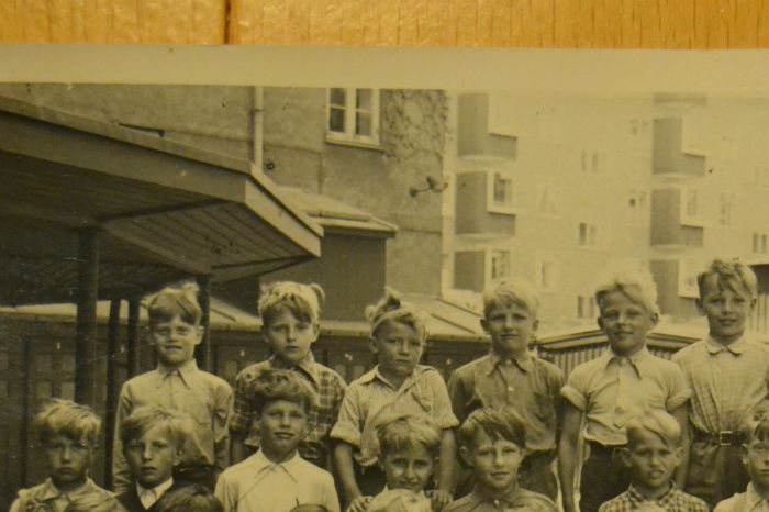årgang 1946. Læreren yderst til højre hedder Hagen og drengen i midterrræken nr. 2 fra venstre er Henning Kipling, som også har sendt fotoet. KAN DU HJÆLPE MED FLERE OPLYSNINGER - SÅ SKRIV EN KOMMENTAR eller i GÆSTEBOGEN