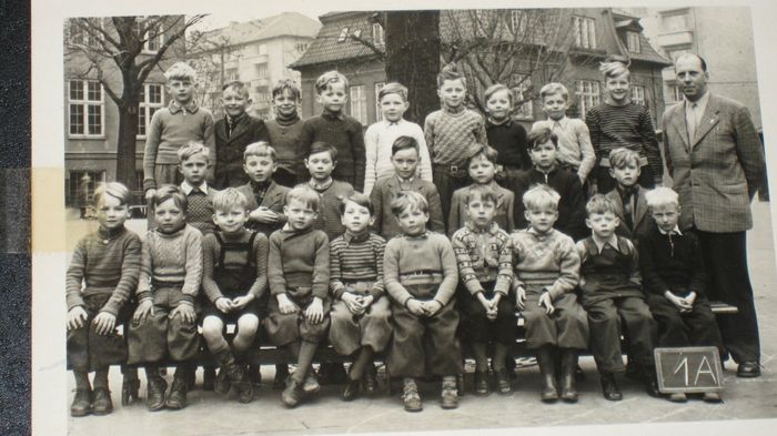 årgang 1948 höjre lärer de 5 förste åren Nymann Eriksen. Öv. närmest läreren er Preben, Jan, Svend, John 1(jeg selv jag var nummer 1 vi var 2 med samme navn)Flemming, Flemming John 2, Sten, Ole. Näste rk start fra venstre. Torben, Ove, Dan, Benny, Uno, Sören, Freddy. Sidste rk start fra v. Ejner, Kasper, Bertel, Sten, Palle, Arne, Jens Jörgen, Michael, Erik, Klaus.
Klaus og jeg var venner til han döede, han boede Tingskrivervej nr 19. jeg i nr 14, 3
John 2 boede Hovmestervej
tak til John Lysen Pedersen