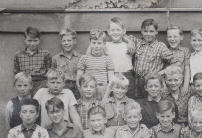 årgang 1948. her 1953 Förste mellem A..
Överst nr 3 fra höjre er jeg selv John 1 og nr. 4 er Jörgen Fardrup som boede på Tingskrivervej nr 20. Nr. 2 fra venstre
er Finn Olsen, Frederiksborgvej 95.

Midterste rk fra venstre er John 2 fra Ringertoften. Längst til venstre er Ove fra Hovmestervej.

Nederste rk nr. 5 fra höjre er Klaus Johansen fra Tingskrivervej og näst i räkken Flemming fra Birkedommervej. tak til John Lysen Pedersen, Tingskrivervej 14,3. idag Höganäs, Sverige