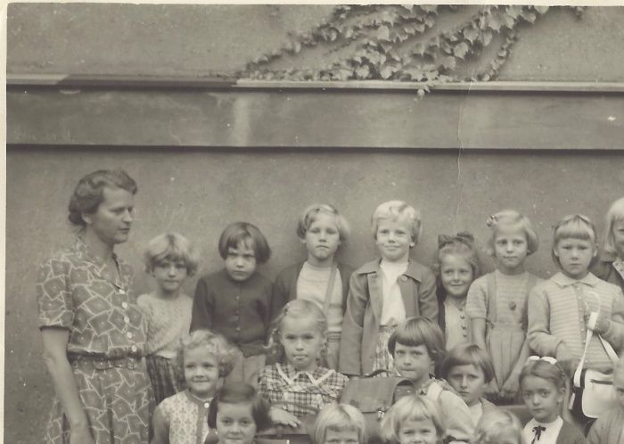 Årg 1953. Bag rk v: Henny Hansen,Margot, Hanne Larsen,Lene Lauritzen,Denny,Inge Frederiksen,Finne, Hanne,Ulla Jarnved, Lise 
Lindencrone,Helen Dupont,Birthe (Bitten i dag) Larsen,Trine Signe Nielsen,Lisa Schacht
Midt rk:Britt,Lis Rode, Jette Thomsen,Else Kellerup Sørensen, Elsebeth Vanting,Lene Pallesen, Karin,Hanne, Kirsten Madsen
Først rk:Winnie, Annette,Tove Carlsen (?), Irene,Anette Spang Poulsen,Margit TangRasmussen,Kirsten Hejeløv,Ulla Holmo, Inger Stærmose.lærer Gunni Petersen tak til Bitten for fotoJeg hedder Bitten Rasmussen (tidl. Birthe Larsen) og er Bent Larsens storesøster. Vi boede Tomsgårdsvej 98, 2. sal tv.  Lise Jochimsen (nr. 100, havde en storebror Klaus) var min bedste veninde.
 
I mine gemmer har jeg fundet et par klassefotos fra Bispebjerg Skole - årgang 1953.
Tak til Bitten for lån af billeder.