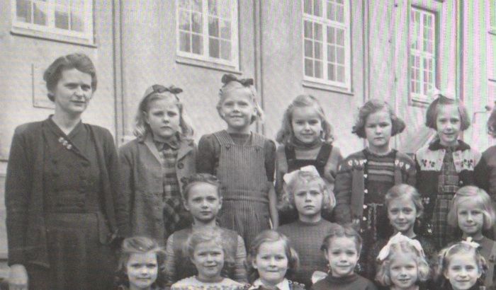 årgang 1948.Lærer Gunni Petersen, Lis C,Hanne Lillebjerg Jacobsen,Elin V, Ulla Hansen,Lissi,Hanne Petersen,Aino Andersen,Jytte Næsby,Anni,?,Grete Hansen,Kirsten Petersen, Lene P,Grethe Thorup,Jette Skånderup,Birgitte,Jytte Kofoed,?,?,Ingelise G.P.Hanne Engerman,?,Bente Petersen,Jonna H,Lone Betting,Lis, Alice Sørensen,Lone Groth. Tak til Jytte (Kofoed) Caspersen