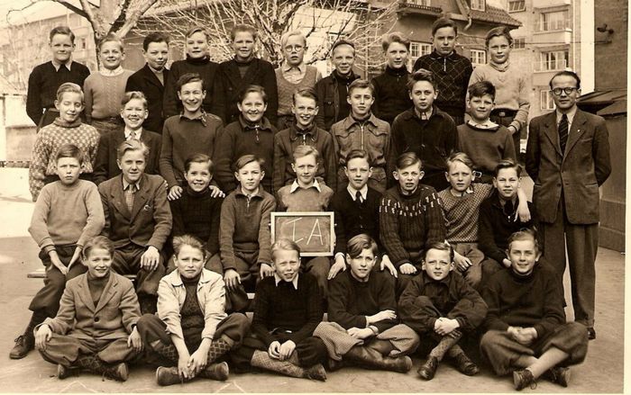 årg1943-1.eksamellemA1948:Øvv:PauliJørgensen:TorbenHovgesen:MogensP:SvÅgeHansen:JørgenMarcher: GunnarHansen:PerBorch Hansen: KurtChristiansen:Næstøv:Jørgen SkjoldSørensen:SvendOleJensen: Henning Hansen:OveJohan Dresgaard ørensen:Per WintherJensen:?: JørgenLindskog:Preben BrandtMikkelsen: Næstned:ErikHolm: FlemmingKristensen: RobertSillemand:Erik Jørgensen:JohnPhilip Lindstedt:KurtBavnehøj Sørensen,Benny Fagerlind:ClausP:PrebenAn:for:? :PerAbelstedtHansen:?: JohnNjorMadsen:Torben MånssonOleHvenegård Clausen