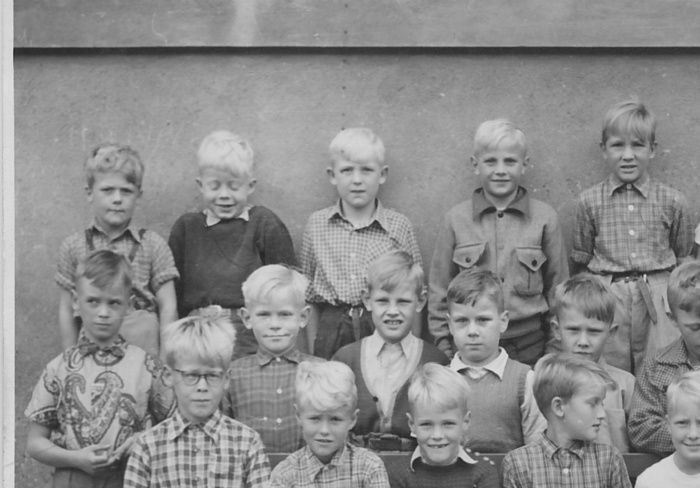 Kurt Nielsen er født i 1945, jeg har boet i Degnestavnen 7 og Præstelængen 2.
Jeg startede på Bispebjerg Skole i 1952, og gik der i 2 år, derefter blev jeg flyttet til Utterslev Skole og gik der i 3 år. Jeg kom tilbage til Bispebjerg Skole og gik der fra 6. til 8. Klasse, vores klasselære her var Hr. Nikolaisen, desværre ingen billede.