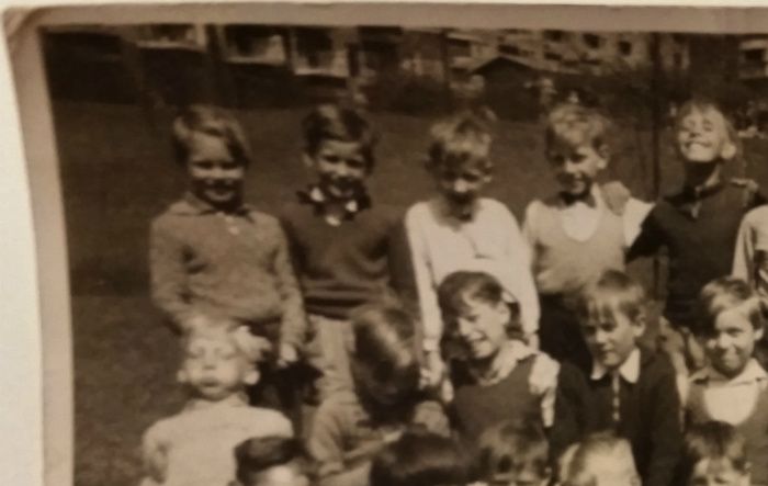 årg. 1945. her 2 D.
har du navne - så meget gerne svar fra dig.Hej Tommy jeg har fundet dette billed det er taget på idrætspladsen omme bag skolen i 1947 og viser 2 D. vores Klasselærer Albert Smith tog billedet, jeg sidder selv i første  række Nr 5 fra venstre. Tak til Kjeld Thygesen
tak til Kjeld Thygesen dengang Gravervænget 9
Kjeld søger sine kammerater