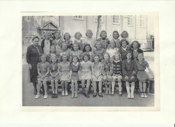 årg1944lærer frk. Engel,Bag rk v.Bente Sørensen,Degnegård,Alice Christensen Stor gård,Gerda v. Frssundsvej,IngeSørensen,Lis Nielsen St.gård ,BirgitJensen Skovløbervej Lise NordahlHansen ,Inga Lund Landfoged vej,m rk v: Irene Klgården ,Lene, Ulla Grøn,Degnegård,? ,Birthe,Birthe, ?,BenteHansen el.Madsen,Rita Mathiesen,Inge SvendsenSkolehol -dergård, Bente Ljungberg Kl.gård,Etta SørensenSkole holdergård,?,Bjerg,Margrethe,Skolehovej,Margrethe,Skolehovej, Hella,RonaSkoleho gård,JoanVinkelgård, Birgit Sommer