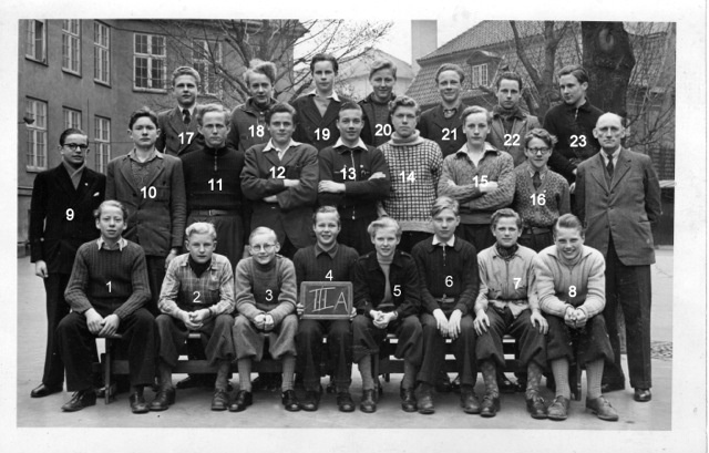 årg 1941 - foto 1948 tak til Per Jonasen.
Bent Kristensen	Gravervænget 2	B
Erik Andersen	Blåmunkevej	C
John Kristensen	Klokkerhøjen	B
Ole Poulsen	Fladstjernevej 3	A
Henning Bong	Præstelængen 31	A
Henning Kristensen	Præstelængen 29	A
Mogens Machon	Præstelængen 22	B
Per Jonasen	Præstelængen 20	C
Åge Clausen	Tomsgårdsvej	B
Benny Hertz	 Klokkerhøjen 8	B
Preben Christensen	Birkedommervej	A
Per Nimb	På Bjerget	A
Erik Andersen	Rentemestervej	B
Erling Nielsen	Gravervænget 4	B
John Nielsen	Tingskrivervej 11	Anden sk