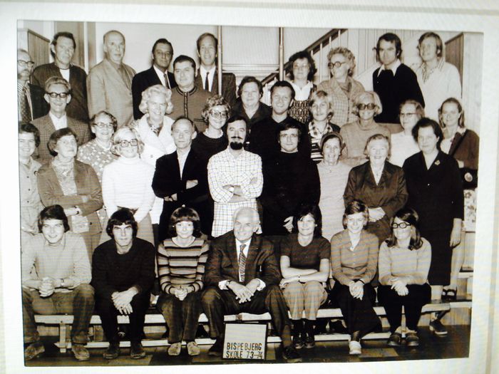 4.rk fra venstre: sløjd Anders,Haugland,Nymann Eriksen, smukke Anders, HenryBuchmann,JonnaJensen,viceinspektør,fru Hagensen(briller og spenser),fruAbkjær,?,?, 3. rk: ?,fruBlell,?,?,?,?,?,frk. Lykkegaard,? 2.rk:?,?,?,?,?,?,?,?,fru Munther. 1. rk: Klavs Grubbe Hansen,?,?,inspektør Fossmark,?,?,?.TAK til Maj-Britt Hansen årg1964 for fotoet