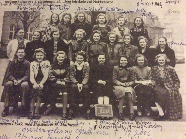 årg.III ml a 1948/49 Foto Erna K Petersen (Hansen)  2. række nr 2 fra højre 1. Rk vst: Hanne Pedersen-Anna Grethe Henriksen g Nielsen-Edith-Gracie Villadsen g Melby-Karen Nielsen g Devorshak USA m skiltet foran- Birte Pedersen g Svanberg- irgit N-Annelise H. 
2. Rk vst: kl.lærer HennyMathiesen.-Inger Svendsen-Jonna Hellemann g Perch Nielsen-
Ingelise Jeppesen kld Jeppe-Lise Jensen-Ingrid Gundel Jørgensen-Annie Eltong-Erna-Ingelise Wulff 3. Rk fra vst: Tove Kühn g Hørberg-Birthe Ø Jensen. g Bechgaard-Annie Schmølker-Ruth Hansen-Jonna Møller-Betty