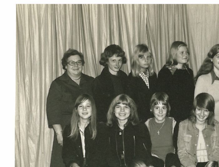 årg 1964. Maj-Britt Hansen har sendt os foto hun startede i klassen i 1965.
Kan du hjælpe med navne ?????