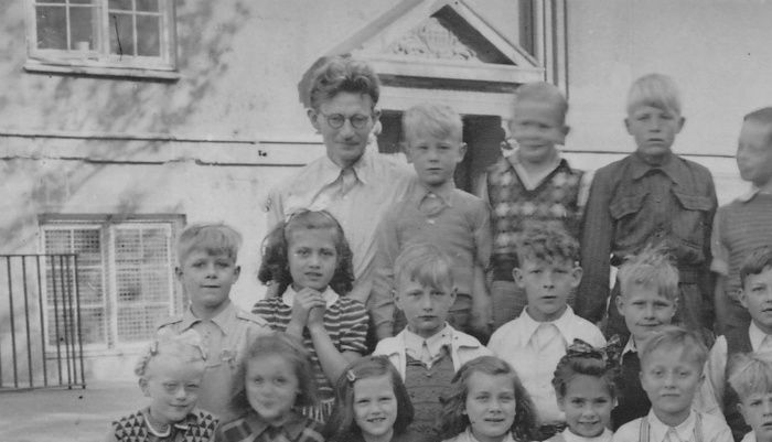 årg 1946 oprindelig 31 elever. Bageste rk. f.v.: Lærer Ejnar Markeprang; Ole Søeberg, Utterslev Torv; nn; Poul Winter Jensen, Skoleholdervej 45; John Christensen, Ringertoften; Helge?; nn; Annie Christensen, Ringertoften.
Midterste rk. f.v.: Jørgen og tvillingsøster Mette, Birkedommervej; nn; Kurt Pedersen, Klokkerhøjen 3; Niels Thomsen, Frederiksborgvej; Per Ludvig Petersen, Landfogedvej 2; Winnie Christensen, Præstelængen; Mogens Japsen, Hovmestervej (lige over for skolen); Inge Lise?.
Forreste rk. f.v.: Britt?; Sonja Petersen, Provstevej; Puk?; Judy Hansson; Lizetta?; Niels Peter Nielsen, Landfogedvej; Hans Otto Ilsøe, Landfogedvej; Gurli Andreasen, Landfogedvej; Lisbeth?; Børge Lauridsen, Oldermandsvej; Ingrid Lund, Præstelængen.tak til Per Petersen
