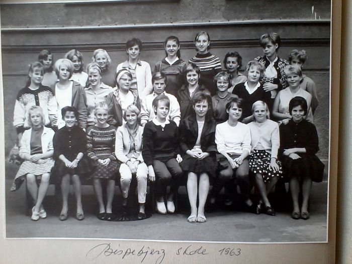 årg1955.Tredie räkke fra höjre til venstre:
Med et halvt ansigt Inger Marete Kannengieser, Laila, fru Budtz, Jette, Ulla, 
Dorrit Grönholdt og de 3 sidste piger kan jeg ikke huske navnene paa.
Midderste räkke fra höjre til venstre:
Inger Birgitte, Lis, Jytte, Anne-Marie, Jytte, Kirsten, Ulla Madsen, Ester Thomsen
Förste Räkke fra höjre til venstre:
Annie, Dorrit?, Jannie, Lone, Jytte, Birgitte, Connie, Anne, Lilli
Tak til Ester Thomsen, tidl adr. Præstelængen 12