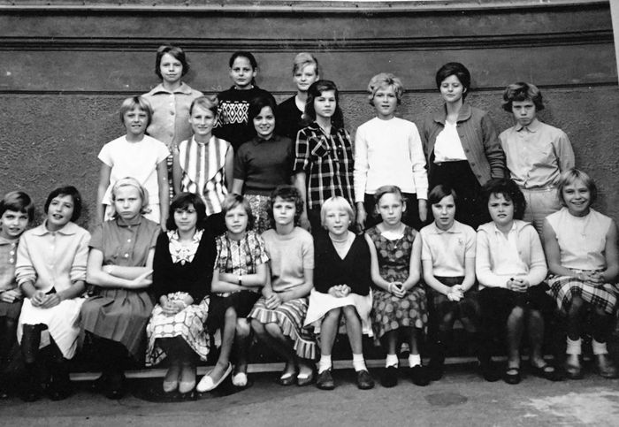 Årgang 1957 - 6. klasse:Bente Wedell Jensen (facebook) Det er mig nr. 4 fra højre - forreste række
Judy Kristensen Nu skal jeg se om jeg kan huske nogle navne.🤔. Bagerst fra venstre, tror jeg den første er Laila, Birthe Nielsen, Ann Lunow.
Anden række fra venstre, Vivian, Ingbritt, Hanne Pedersen, Jette Heide, Lise der har en tvillingesøster der gik på Grundvigsskolen,, Irene og Susanne.
Tredie række fra venstre, Marietta, Vibeke Aslyng, og ?, Judy Petersen, Vivian, Tao, Jonna, Bente, Hanne Schlekter, og ?, Vivi. Der er to jeg ikke husker navnene på, måske andre kan huske, hvad de hedder. Hvis jeg husker forkert korriger mig gerne.