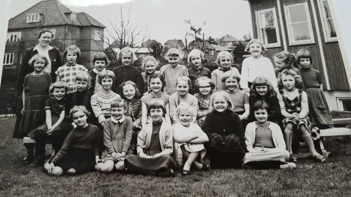 Hej Tommy

jeg har ofte været på hjemmesiden og synes den er rigtig god.
Jeg sender dig et billed fra Utterslev skole hvor jeg startede i 1952 hos Ester Hendriksen, jeg sidder nr 4 fra venstre i midterste rækken , nr 1 fra venstre i samme række hed Hellene 6 hed Ulla, nr syv hed Annie. nr 1 fra højre i forreste række hed Lis nr tree hed Mona, resten kan jeg ikke huske. Jeg kom senere på Bispebjerg skole og havde Helga, vi gik ud i 1967
Venlig hilsen
Anne Ørum Jensen